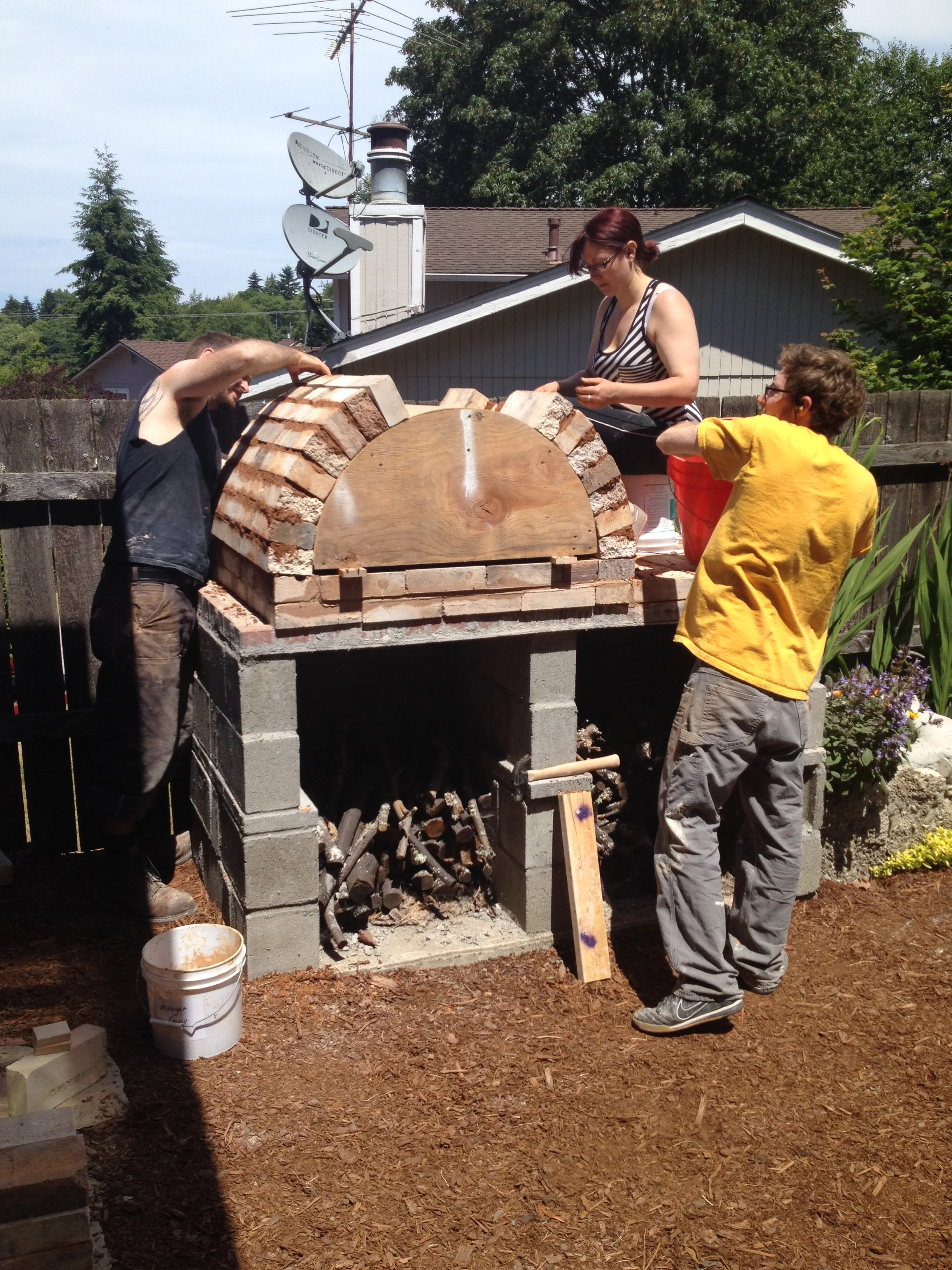 Building the Pizza Oven: Summer 2014