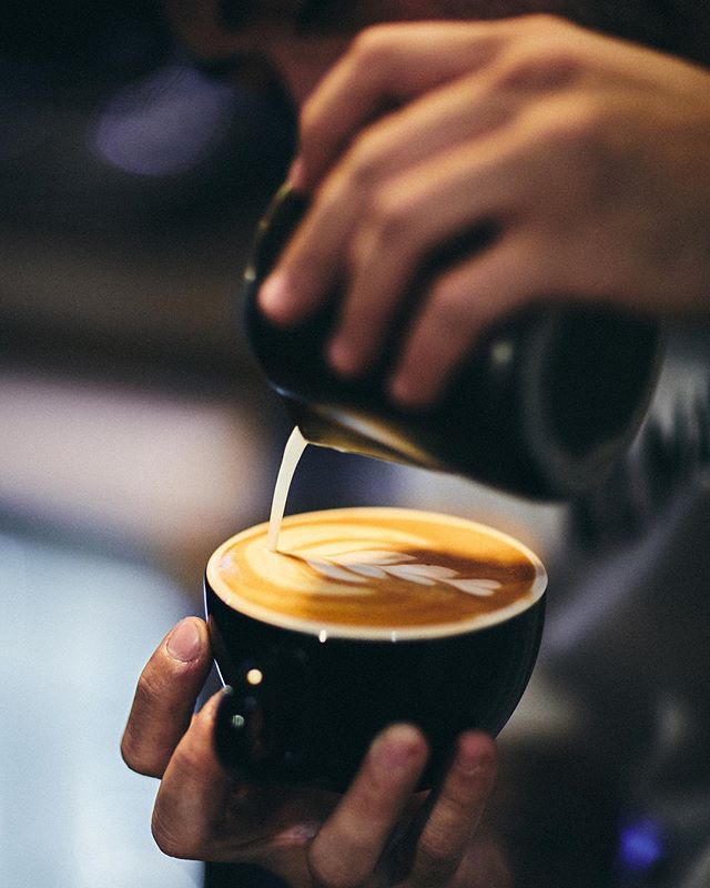 El capuccino es un cl&aacute;sico favorito y en Almanegra nos queda delicioso, no hay mejor manera de de terminar este viernes.