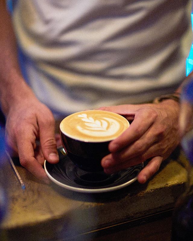 Si los fines de semana son deliciosos imagina empezar con Almanegra ✨✨☕️✨✨
.
.

#barista #baristadaily #baristalife #brewcoffee #cafeteria #caffeinated #chemex #chemexcoffee #chemexlove  #coffeeaddict #coffeegeek #coffeeholic #coffeelover #coffeeporn