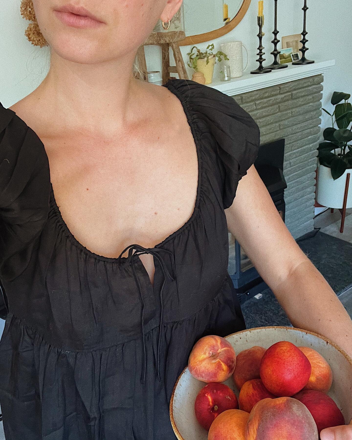 Me in @shopdoen with some @froghollowfarm fruit, a summer love story 🍑