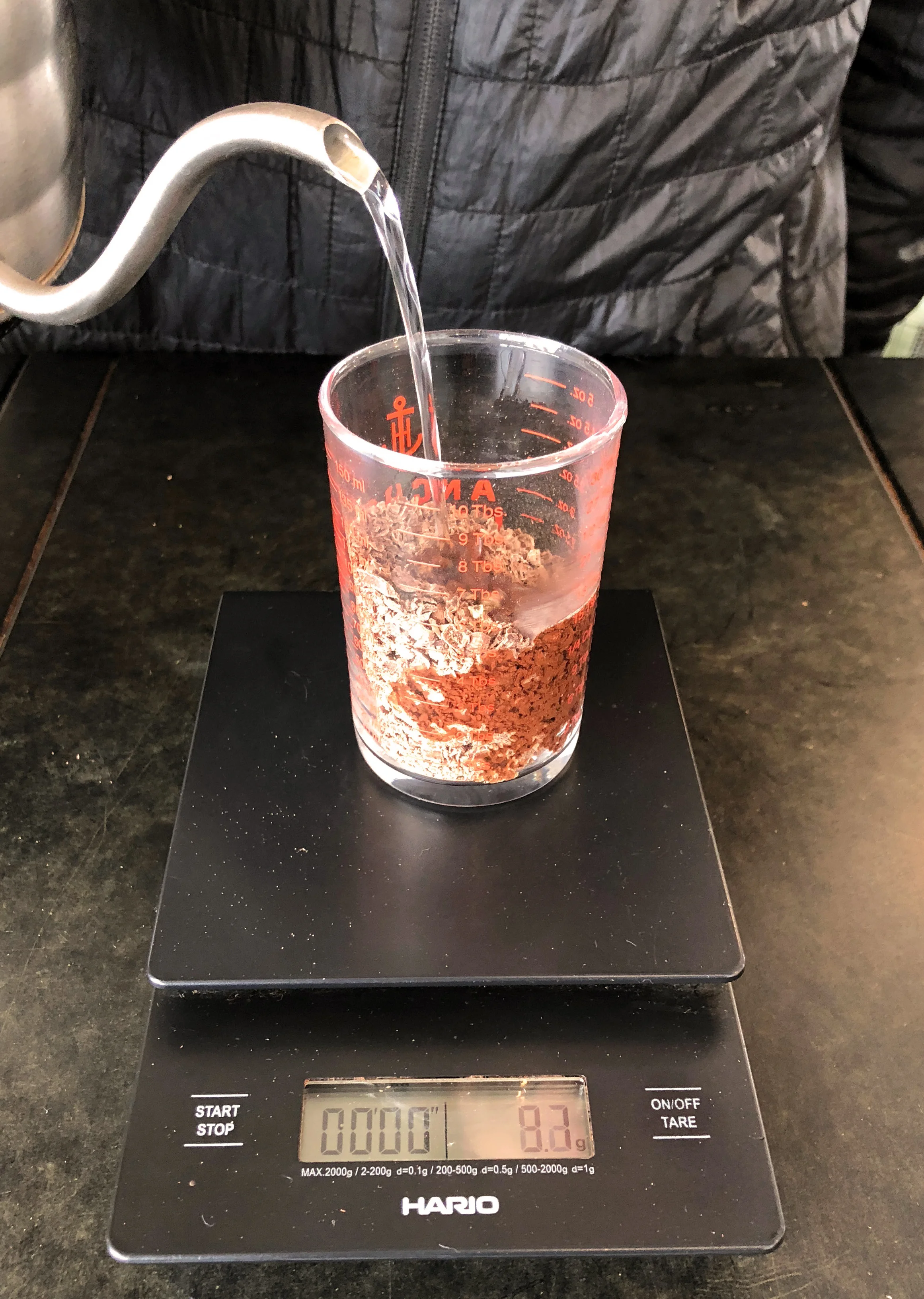 After adding 40 grams of ground chocolate, then we add 20 grams of close-to boiling water.