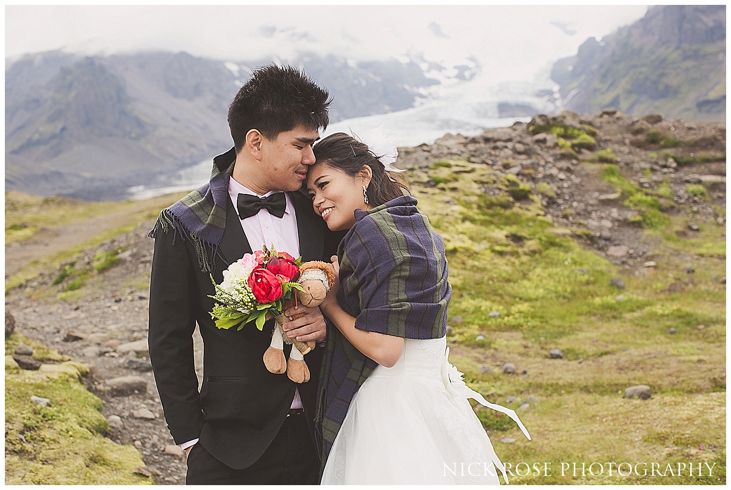 Destination wedding photographer Iceland