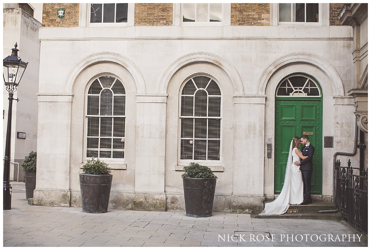  Couple in front of a green door at Guildhall London 