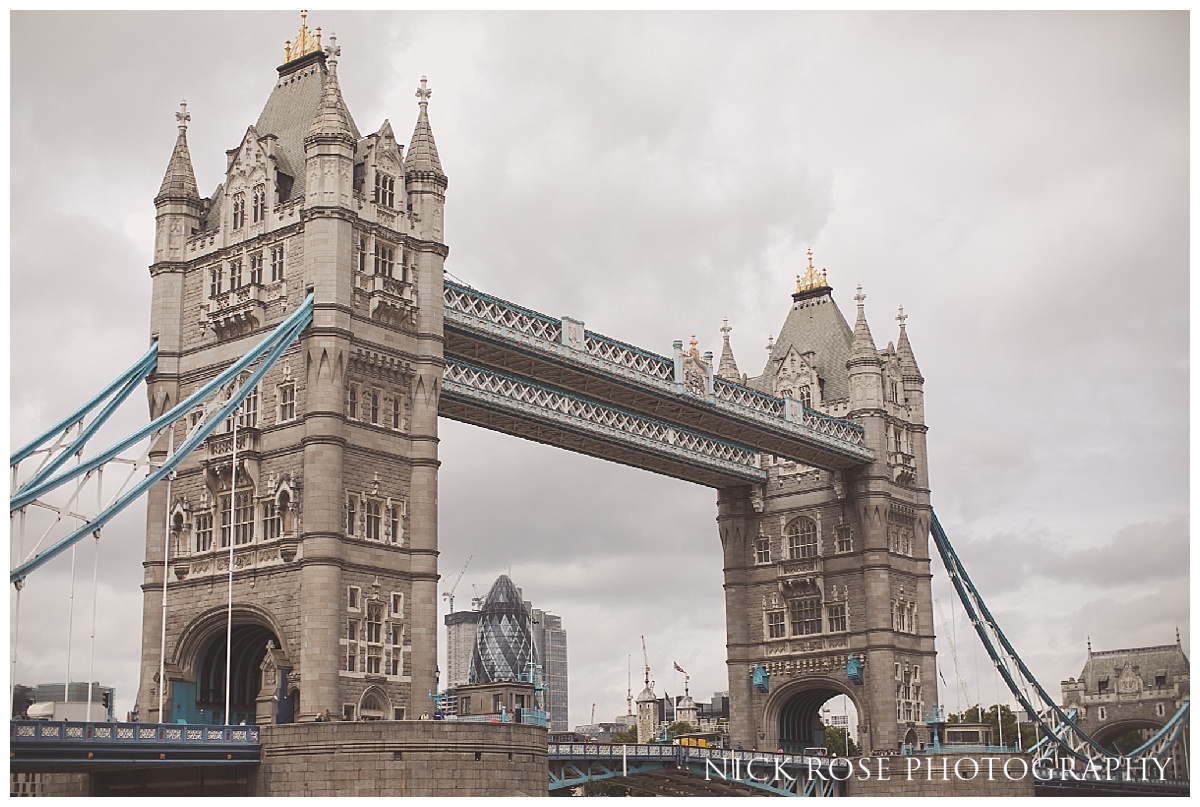  Tower Bridge in London is an iconic location for pre wedding photography 