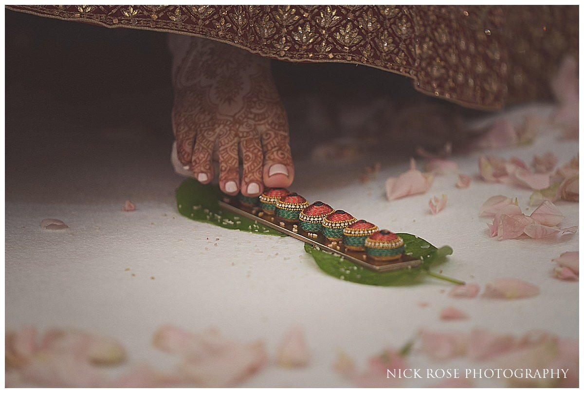 Shendish Manor Hindu Wedding Photography_0035.jpg