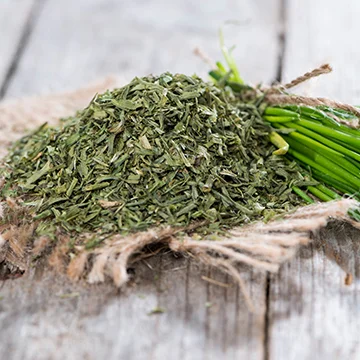 Light, onion fragrance, tastes spicy and oniony. The subtle onion taste enhances the flavor of foods. Can be used in salads, baked potatoes, fish soups and sauces.