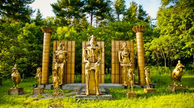 THIS IMAGE PRESENTS THE SCULPTURE OF THE ABRAHAMIC FAMILY, A STATION IN THE SCULPTURAL TRAIL IN THE HISTORY OF LOVE.