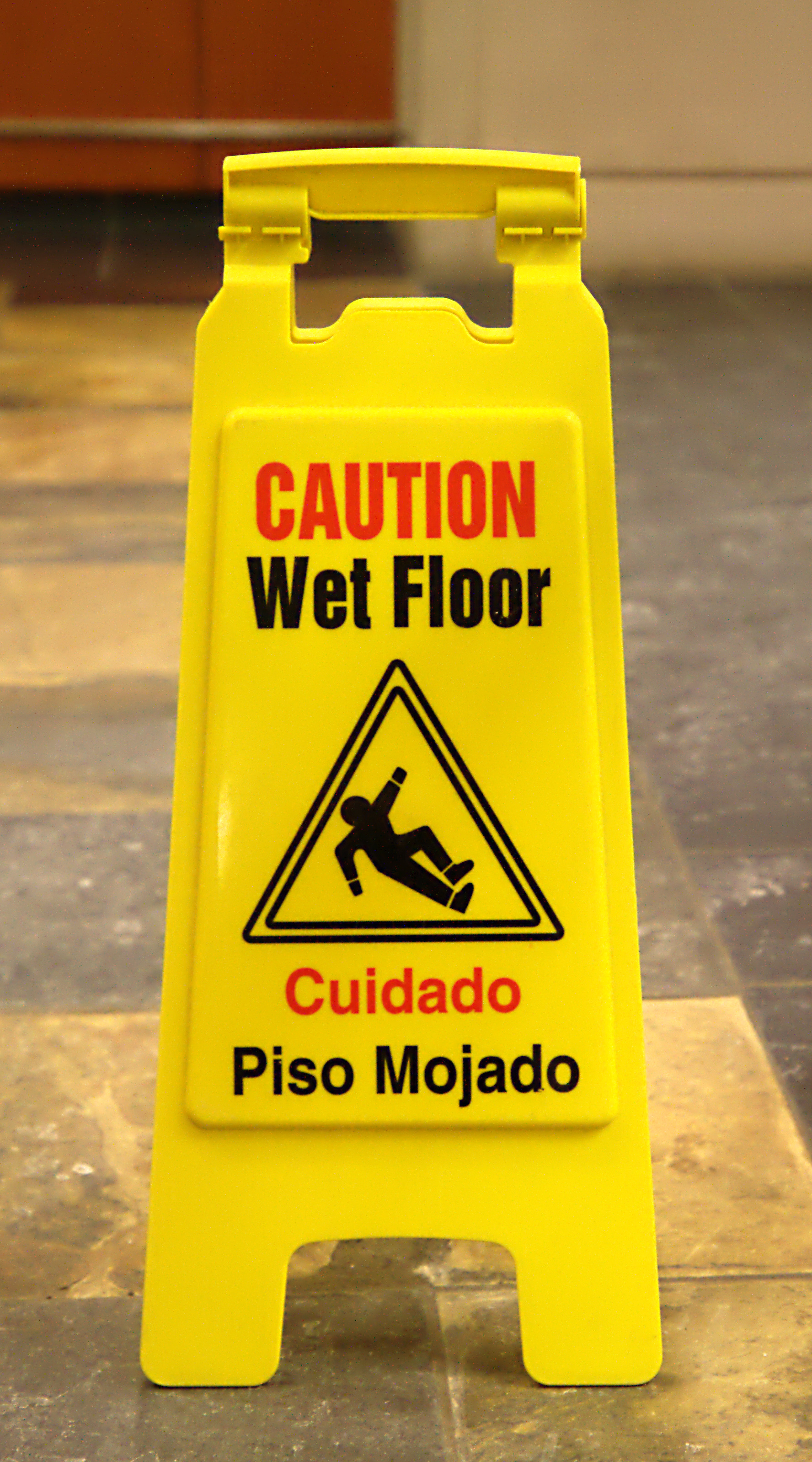 Wet_floor_-_piso_mojado.jpg