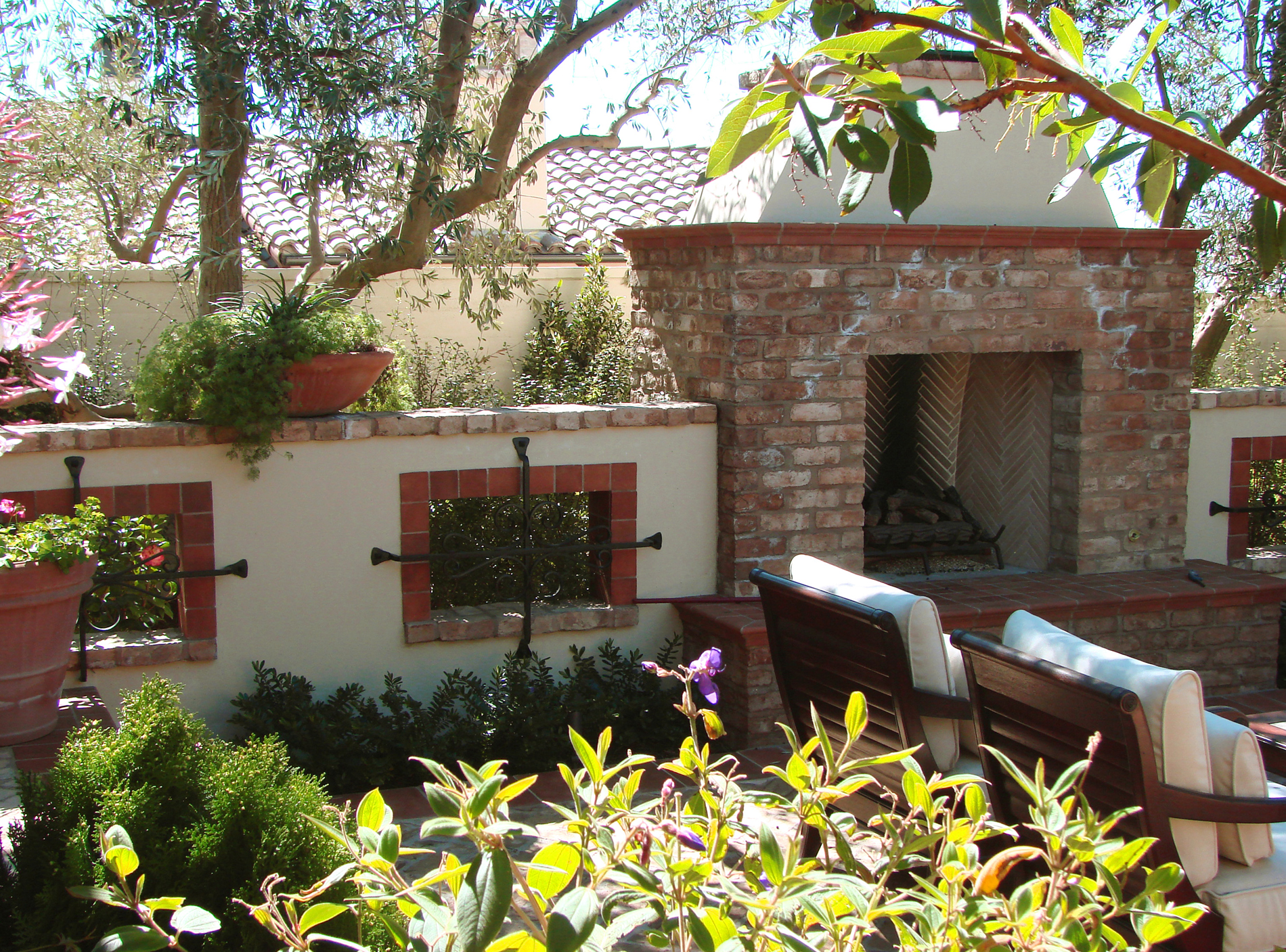 AMS-Mosen-Fireplace and planting.jpg
