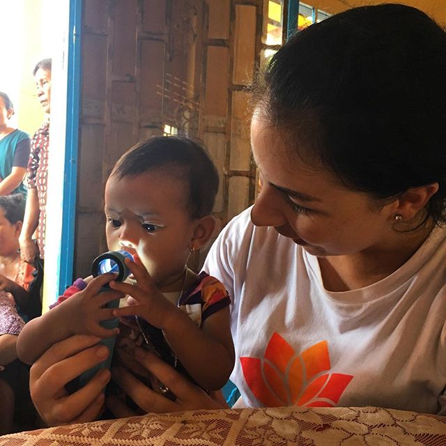 Bianca and a very cute little girl 😍 at Kampong Chnang #connectwithcambodia