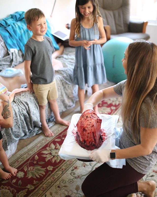 This sweet homebirthin, homeschoolin family jumped at the chance for a little impromptu anatomy lesson after they watched their strong mama birth them another sibling on National Sibling Day! Each of them took a turn helping to cut the cord and grabb