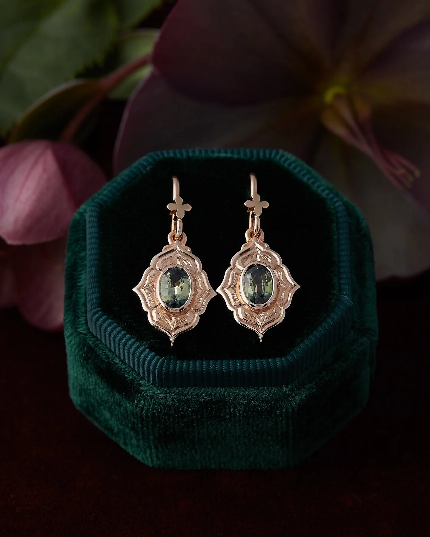Fun fact : Sapphires are not always blue 💙 💚💛🧡🩷💜 They can be just as lovely in EVERY colour ….…except red . Because when a Sapphire is red , it’s actually Ruby ♥️ 😮 💎
Weighty 18k rose gold , hand engraved green Sapp