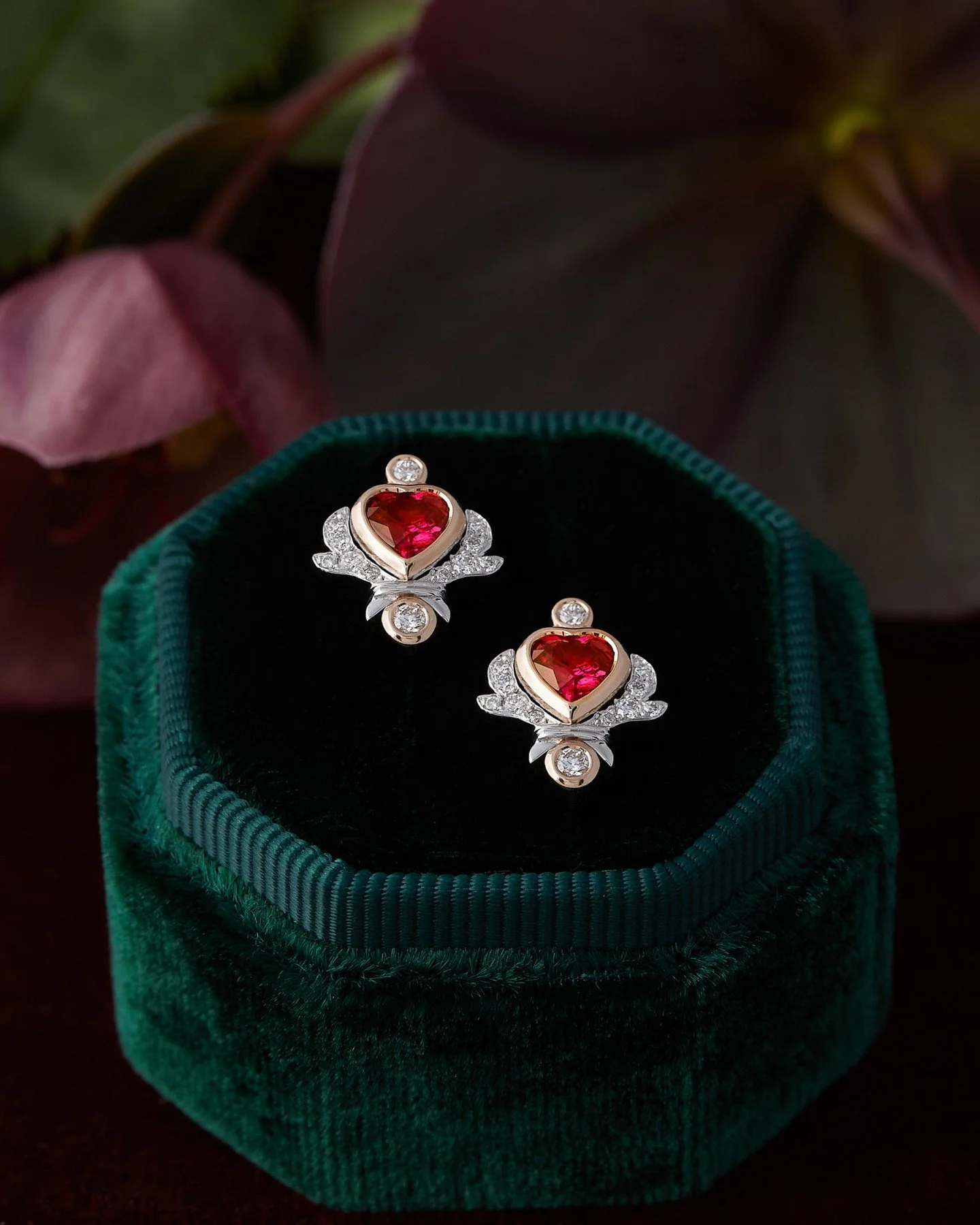 Is it too early to mention December 🎄 ?  With the emerging list of commissions to finish by then I know its not 😅 ⚒️ 
This special one off pair of Ruby and Diamond stud earrings would no doubt make someone’s verrry Happy Christmas 🎁.
Availab