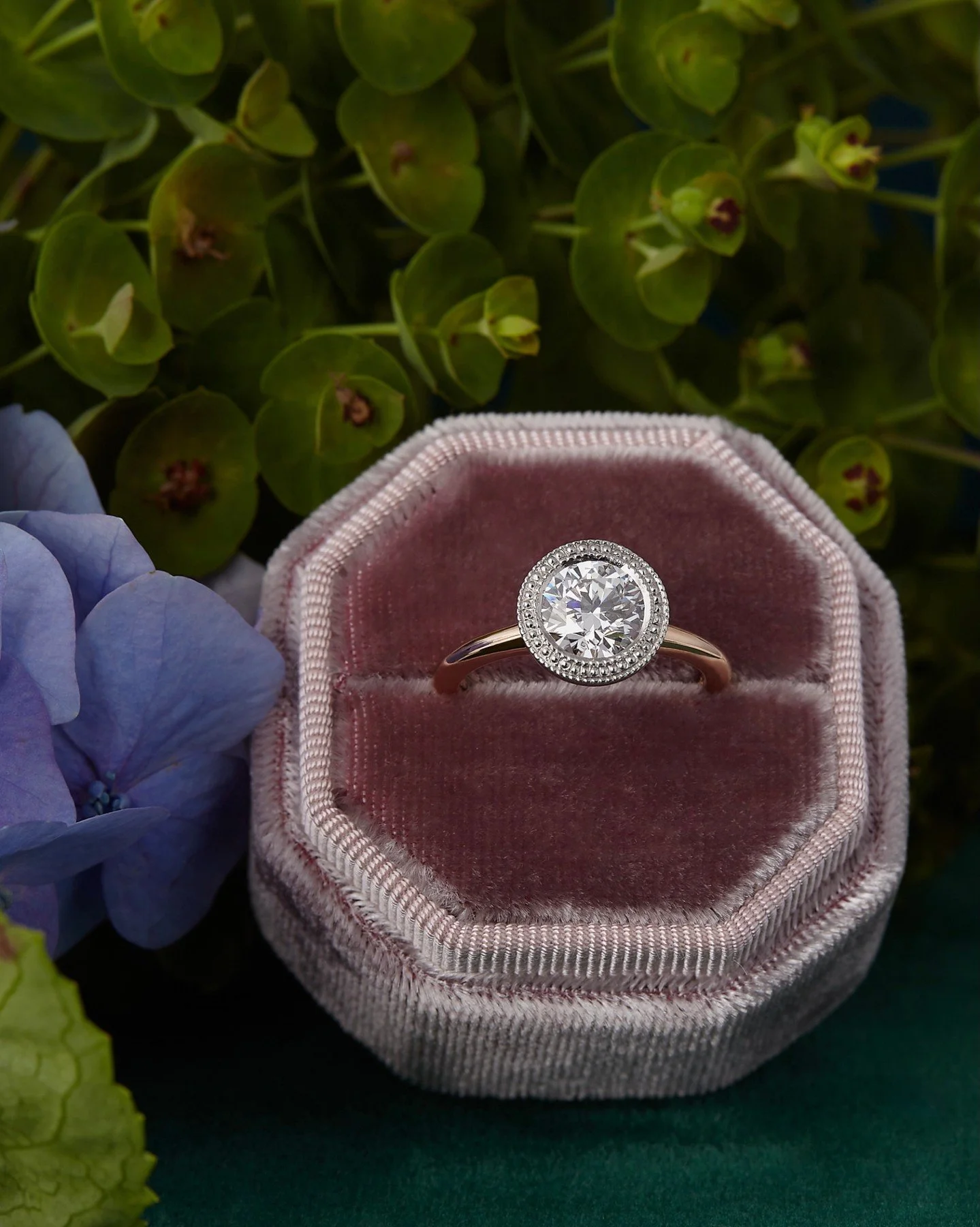 Love to guide , rings to bind 💍 

Scroll for diamond inspirations at the start of a very Happy New Year 🎀 ➡️➡️➡️

*
*
*
#australianmadejewellery #alternativeengagementring #uniqueengagementring #designerjewellery #sydneyjewellerydesigner #australia