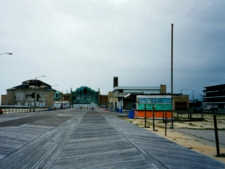 2001. The Empress Motel is on the far right.