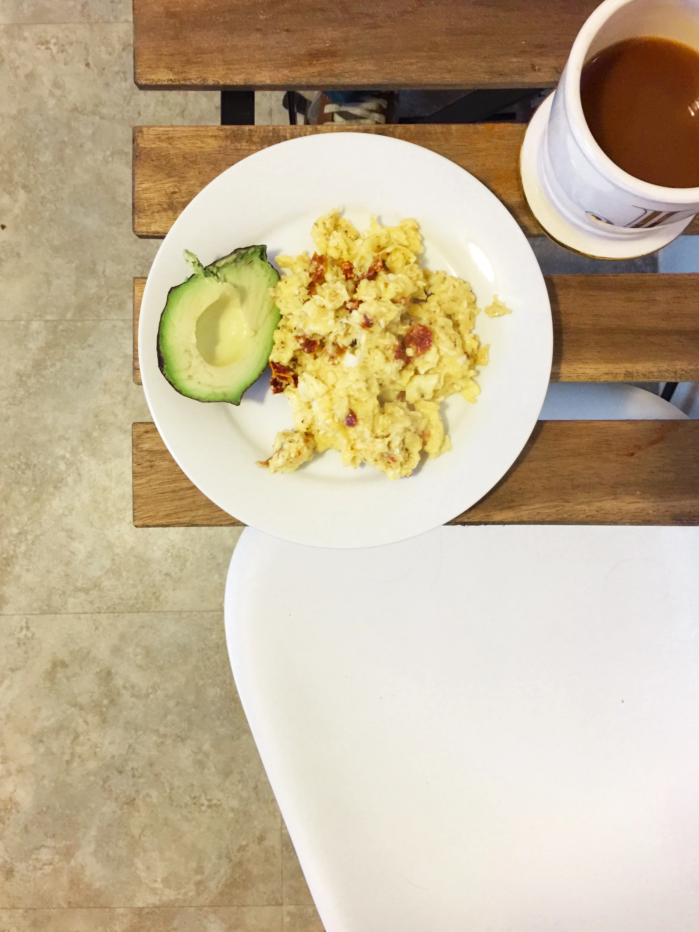Sundried tomatoes and eggs with avocado 