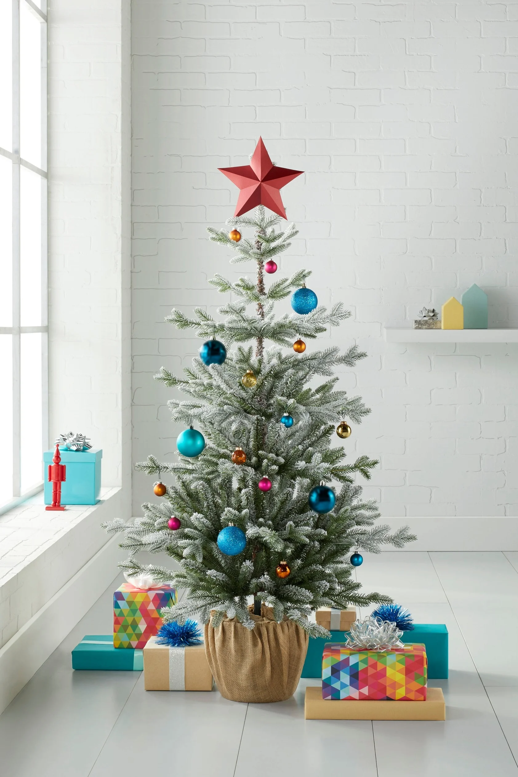 C-000696-01-043_051-01-2907_52%22 Unlit Balsam FLOCKED Porch Pine 30%22Dia.jpg