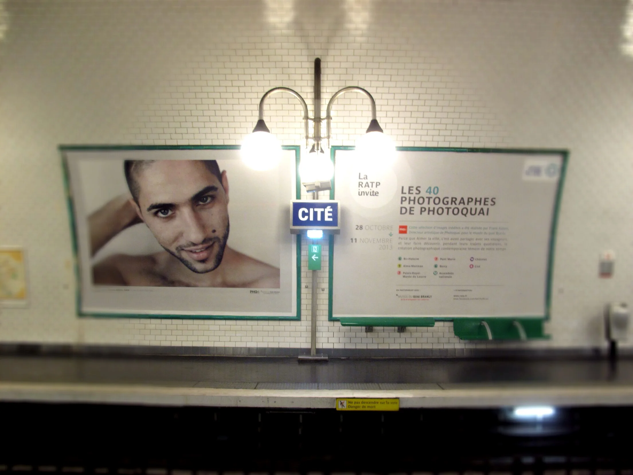 Picture an Arab man Install Paris Metro.JPG