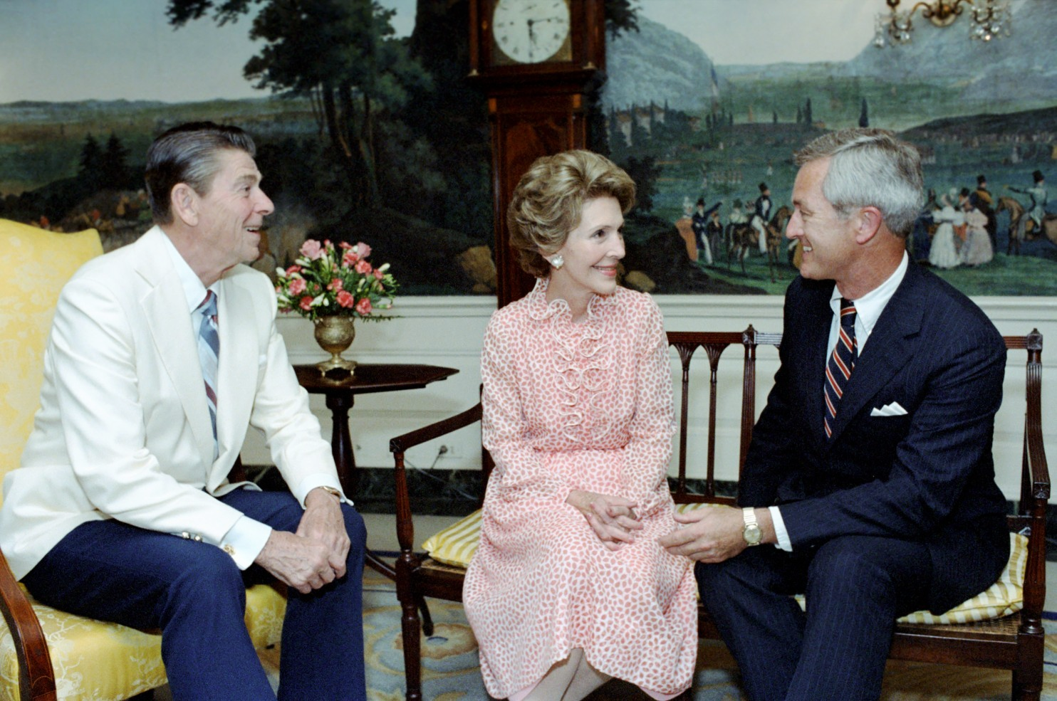 &nbsp; &nbsp; &nbsp; &nbsp; &nbsp; &nbsp; &nbsp;PRESIDENT REAGAN AND NANCY REAGAN SITTING WITH PETER HANNAFORD IN THE DIPLOMATIC RECEPTION ROOM OF THE WHITE HOUSE IN 1981