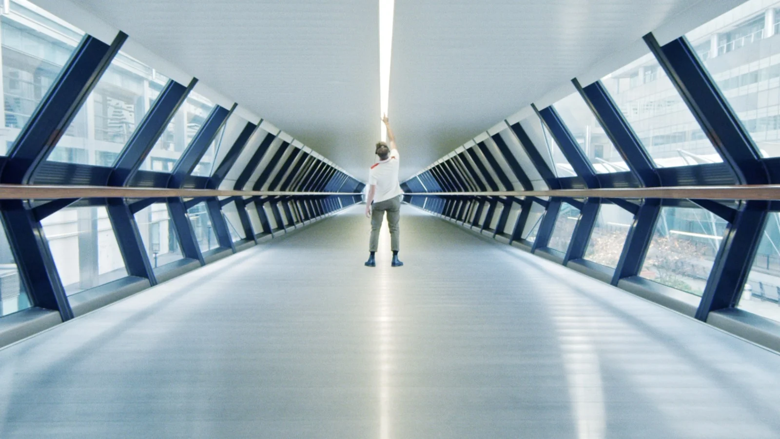 Friendly Fires - Heaven Let Me In (Official Video)