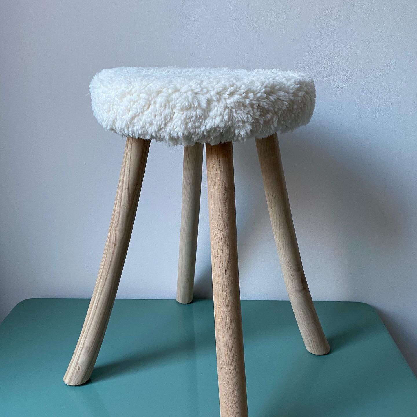 Ambachtelijk gemaakte melkkruk, 48 cm hoog. Met stof naar keuze uit ons atelier. &euro;145

#stoffering #vachtje #kruk #bijzetstoel #ikkooplokaal #ikkoopbelgisch🇧🇪 #buylocal #opmaatgemaakt #stofwisseling #antwerpen