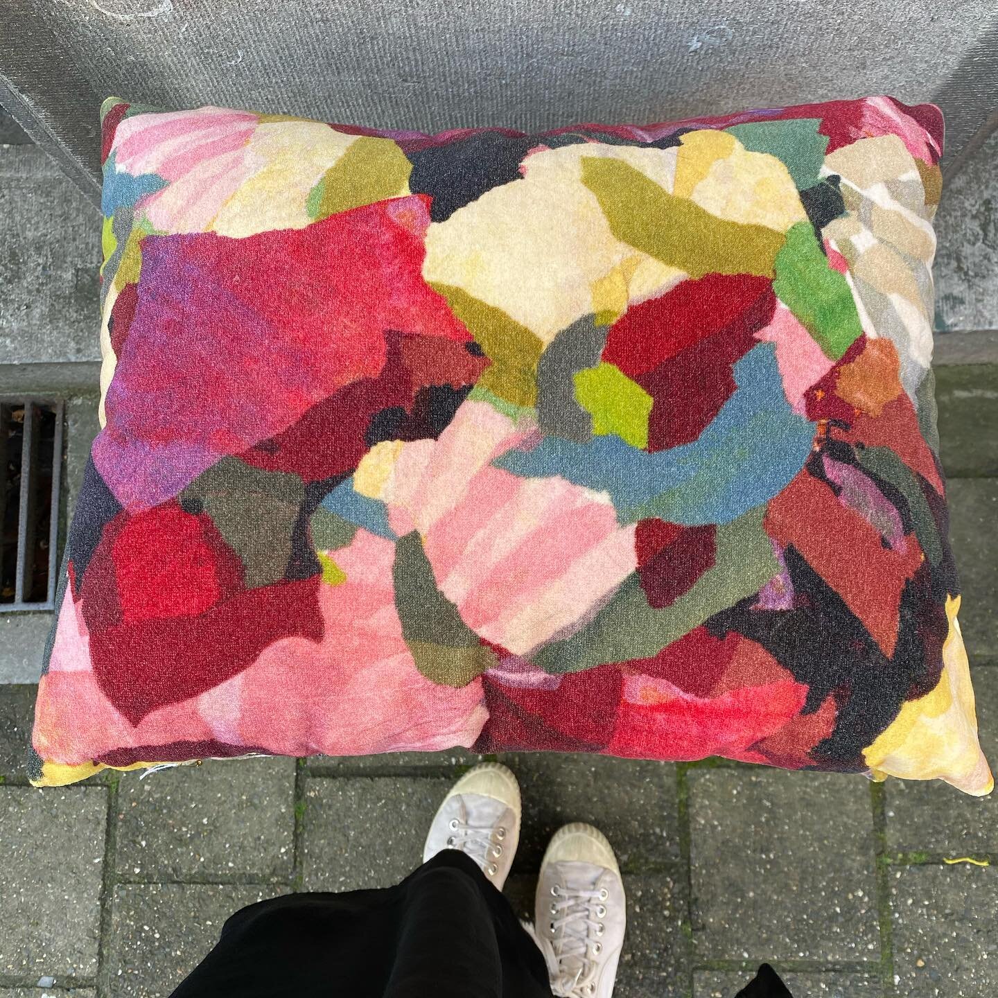 Nieuwe kussens, perfect cadeau voor onder de kerstboom🥂

Webshop link in bio

#hellajongerius #missoni #eames #maharam #kussens #ikkoopbelgisch #cadeautip #antwerpen #stofwisseling #ikkooplokaal