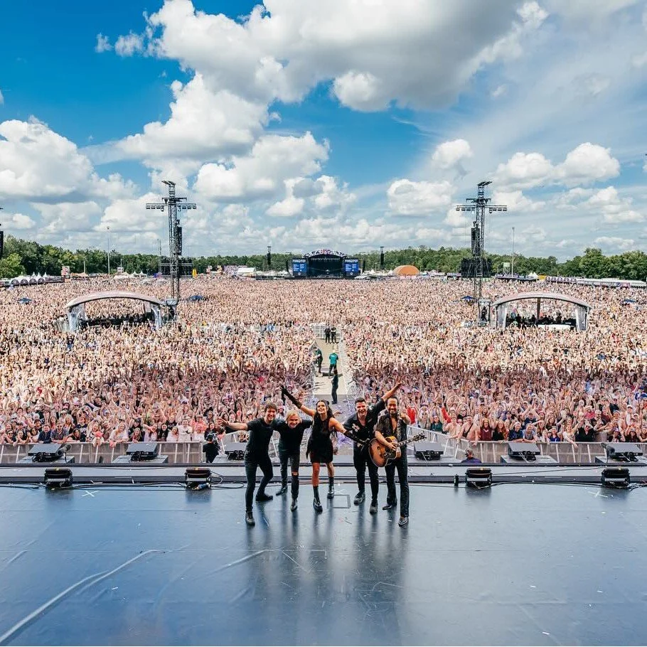 2024 Throwback: @davinamichelleofficial had an amazing year in 2024! 50 shows across multiple countries, supported @robbiewilliams in the UK and Germany, played numerous festivals such as @pinkpopfest and did her first clubtour in Germany. Davina rel