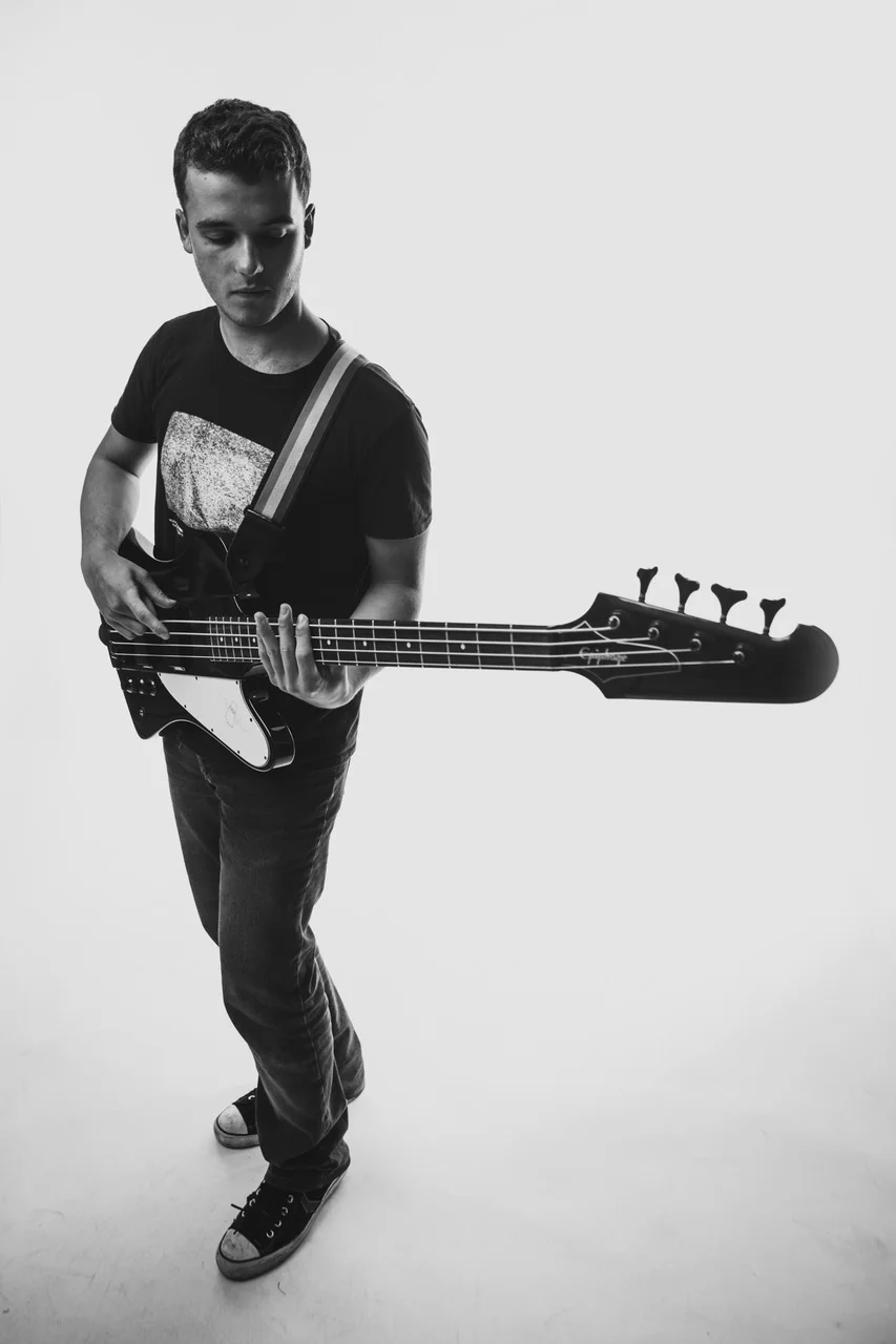 Antón, bajo y guitarra