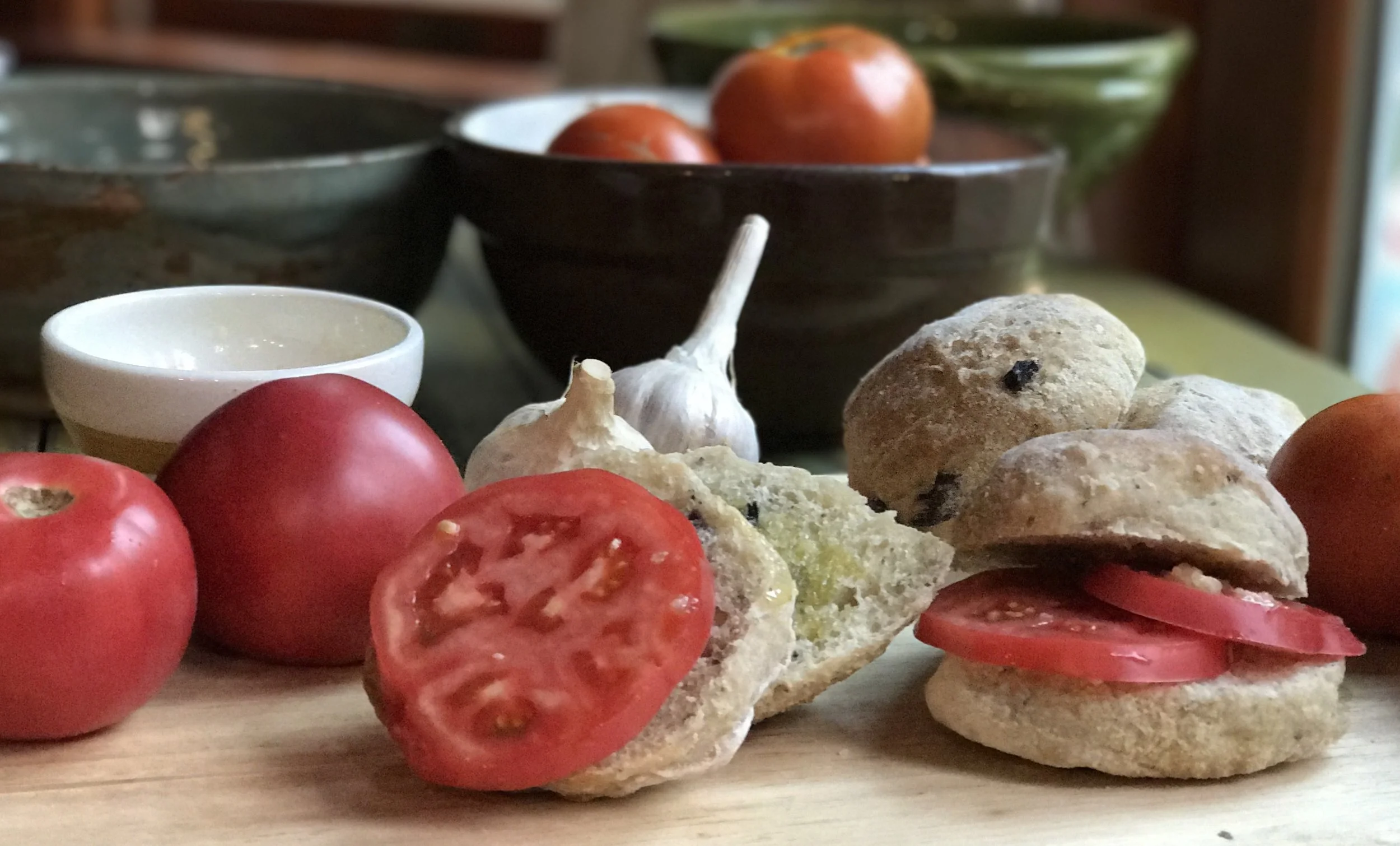 Fresh Tomato and Garlic Sandwich