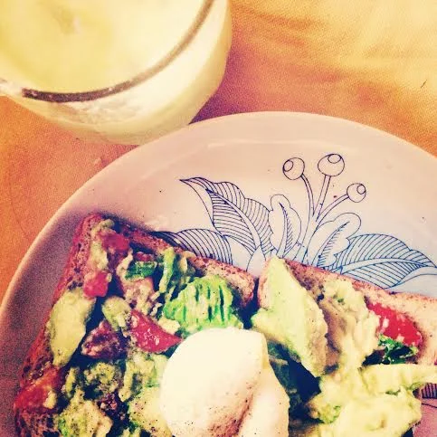 Detox Juice & Avocado on toast