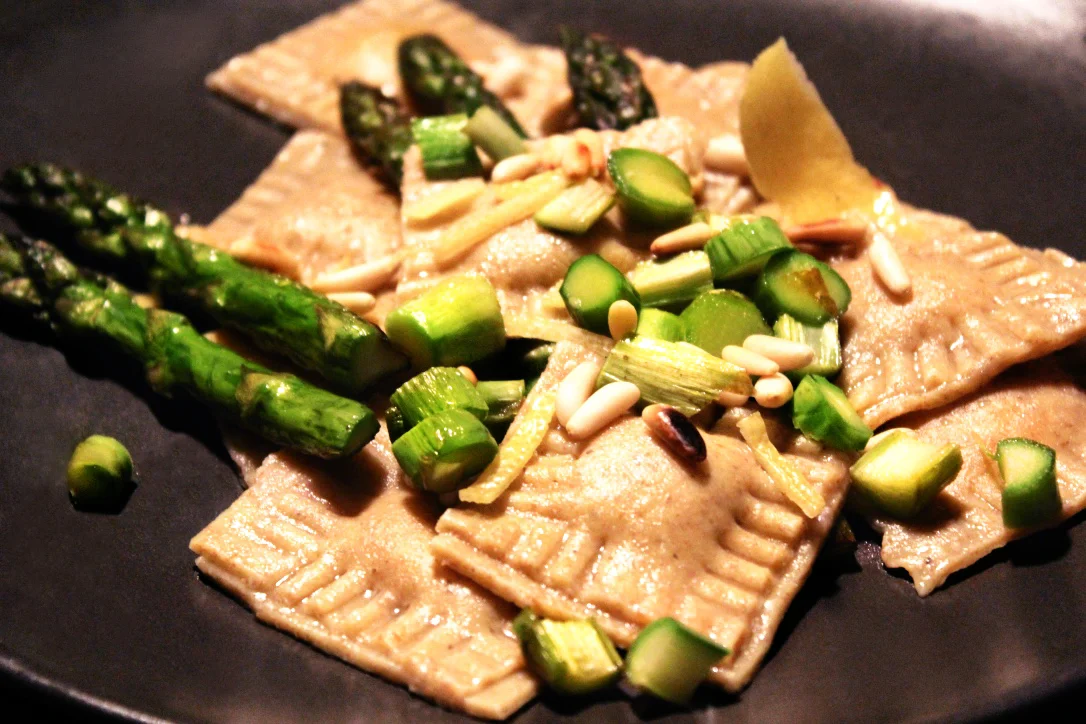 Raviolis Ricotta Basilic aux Asperges, Pignons torréfiés et zestes de Citron pour Naturalia