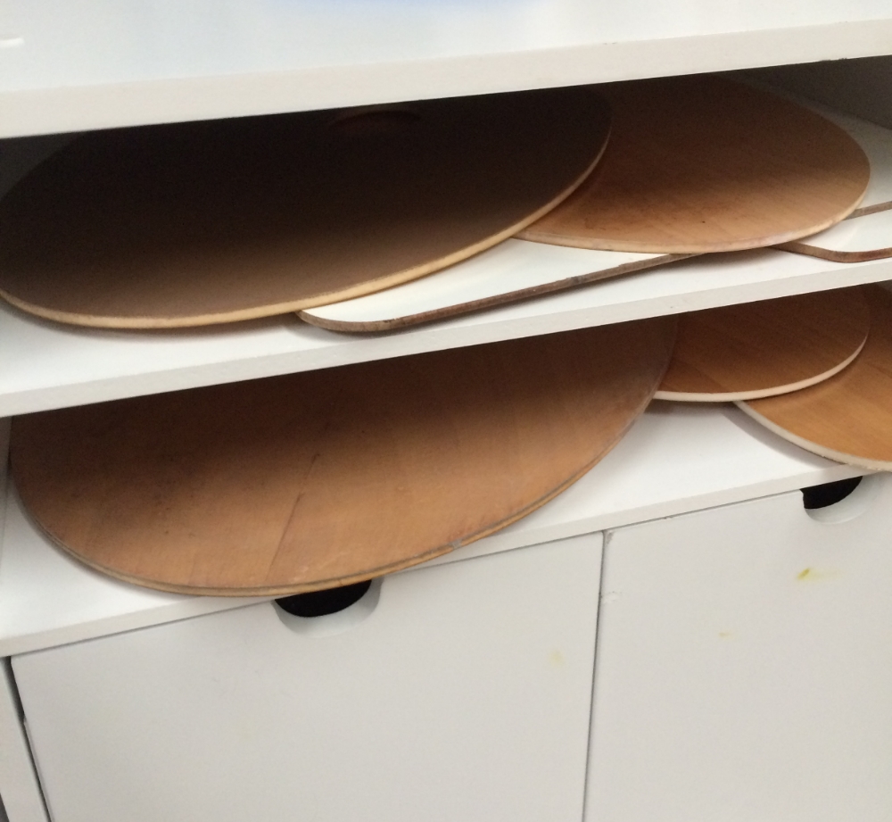 I store my palette flat in a cubbyhole to keep dust from settling on it and becoming incorporated into the layer of linseed oil.