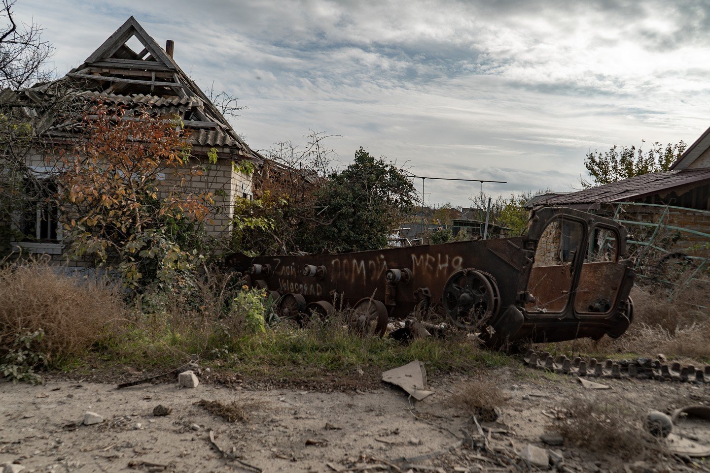  Text reads:  ”Angry Volgograd” (a city in Russia, formerly called Stalingrad) And ”Wash me” 