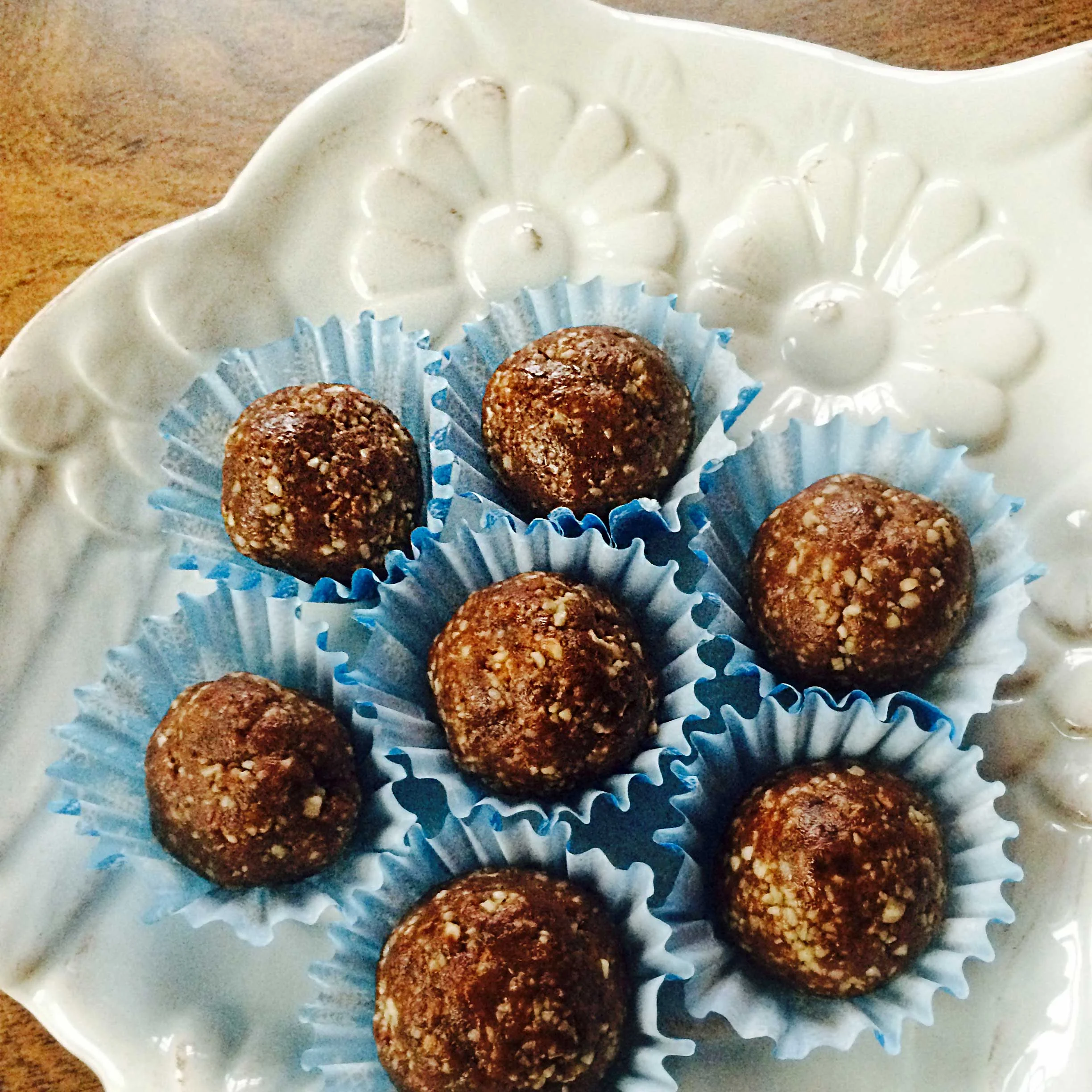 Healthy Date & Nut Energy Balls — Kelsi Hayes