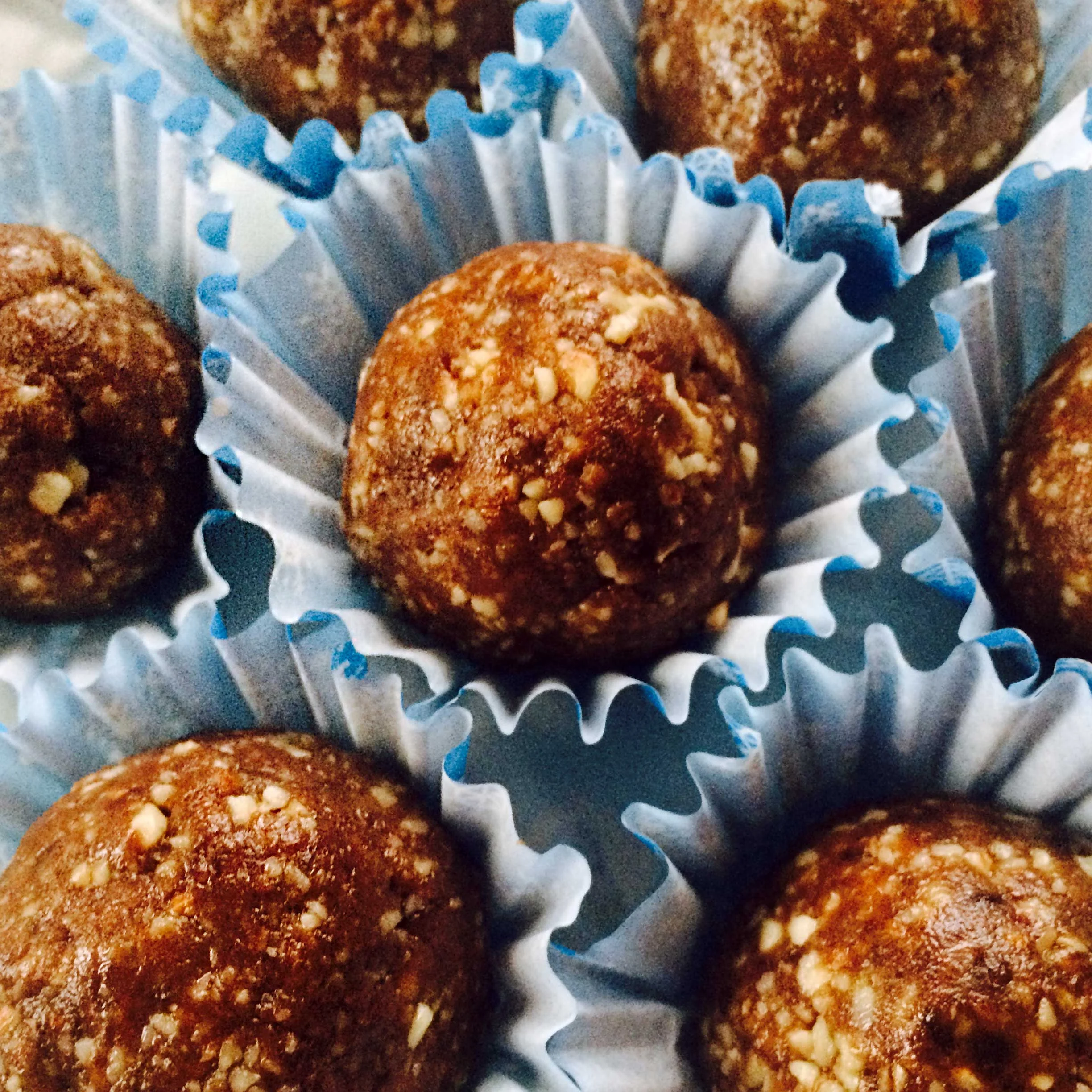 Healthy Date & Nut Energy Balls — Kelsi Hayes