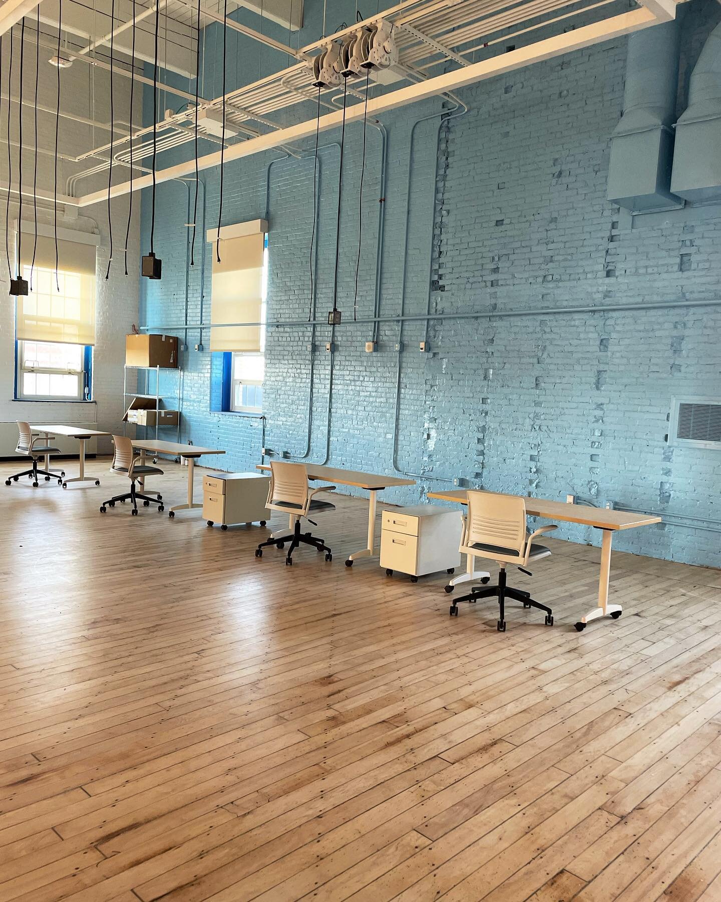 Paint, lighting, furniture, and refinishing these beautiful floors. This robotics lab has officially been face lifted! @kifurniture @loftwall @kimballbrand @benjaminmoore @umasslowell #interiordesign #umlinteriordesign @stacysawyerdesigner