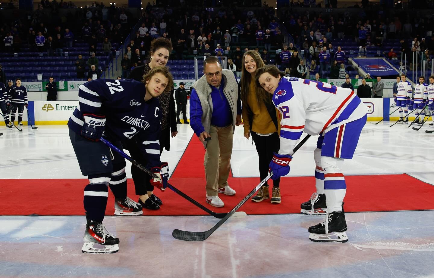 Representing UML Friday night! Puck dropped @ 7:15 sharp! @umasslowell @riverhawkhockey @stacysawyerdesigner 

Facilities family night for the win👷&zwj;♀️