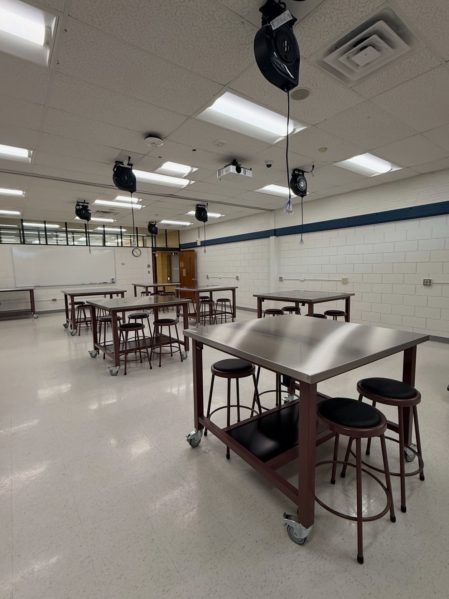 Check out Weed hall&rsquo;s brand new nutrition lab, equipped with commercial grade sink and stainless steel work tables, plus power reels and storage. Come by and see what&rsquo;s cooking!
@umasslowell @uml_facilities @stacysawyerdesigner @kifurnitu