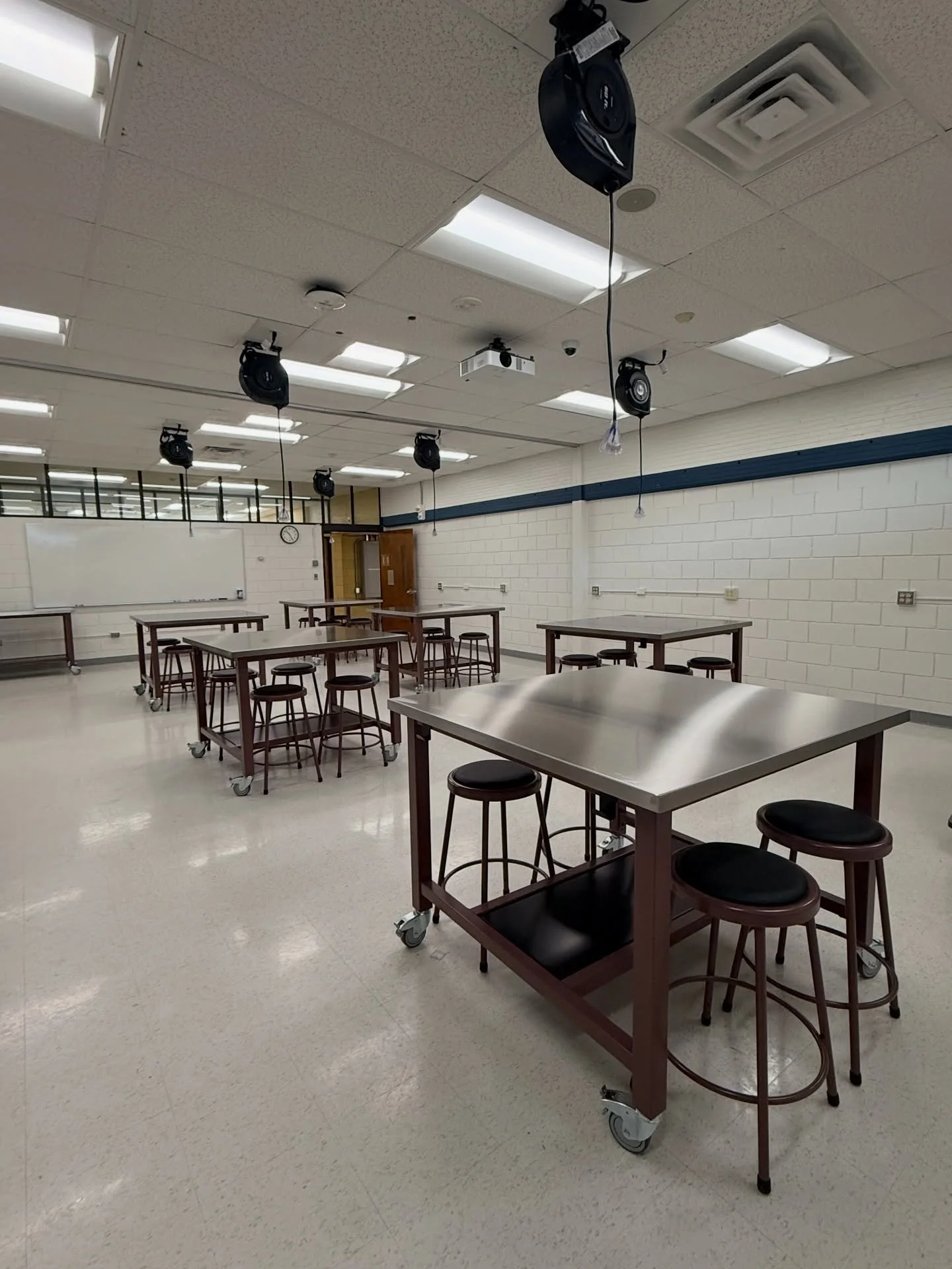 Check out Weed hall&rsquo;s brand new nutrition lab, equipped with commercial grade sink and stainless steel work tables, plus power reels and storage. Come by and see what&rsquo;s cooking!
@umasslowell @uml_facilities @stacysawyerdesigner @kifurnitu