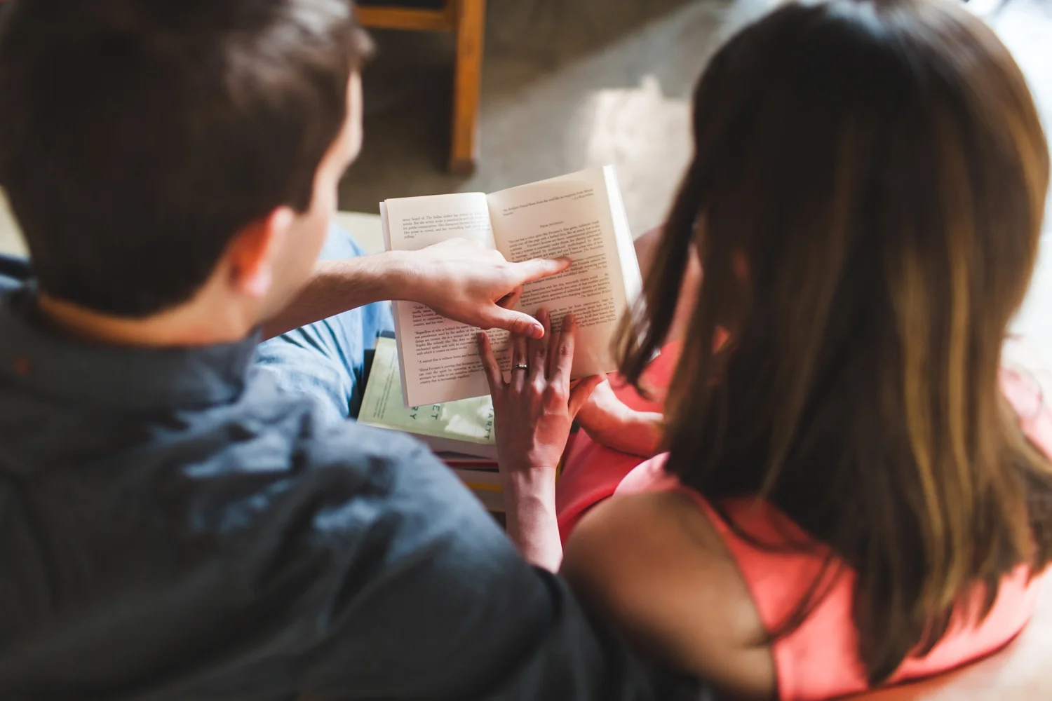 Dumbo-Brooklyn-Bridge-Bookstore-Engagement-Photos-Elvira-Kalviste-Photography-4.jpg