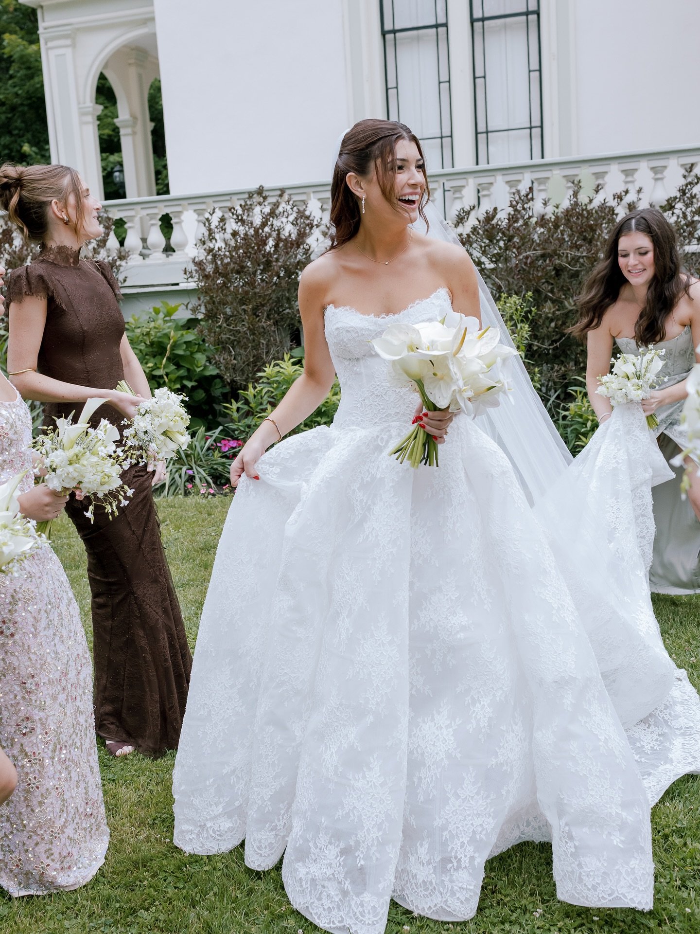 What a day! The Hudson showing off, the light just right, and a second line that pulled everyone into the moment. Congrats, Riley and Jack! Oh and these cream, white, green and black details are to die for ❤️
Check out my stories for all the second l