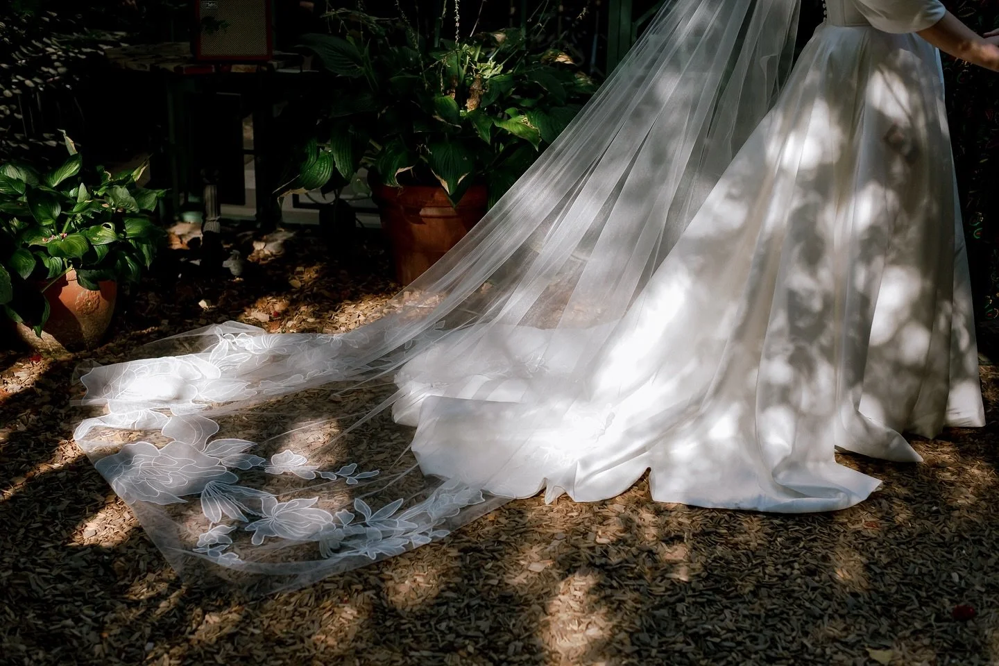 Magical garden in the middle of Brooklyn ceremony vibes 👌
Venue: @milkandrosesbistro 
Wedding Planner: @jennealstudio 
Officiant: @jackiereinkingofficiant 
Videographer: @kissthebridefilms 
Florist: @poppyflowersco 
Make-Up Artist: Darima from @beau