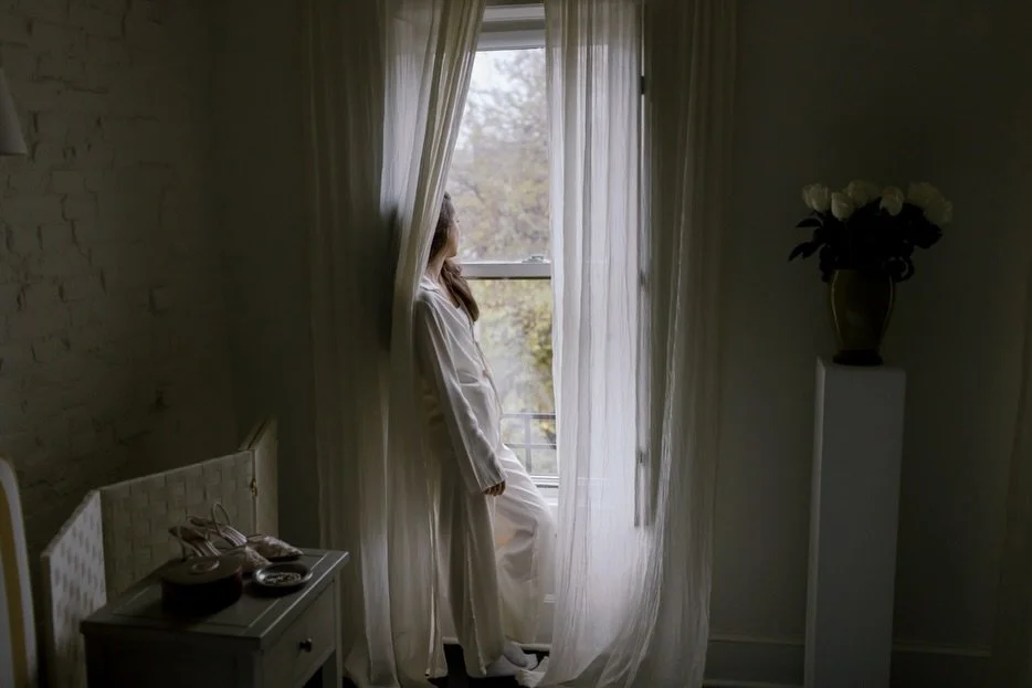 Part I
The day before Thanksgiving I photographed a very spontaneous wedding day of Chiara and Johannes. I woke up at 4:45am to make my way down to Brooklyn for this cozy getting ready followed by a ride to Staten Island marriage bureau (part II comi