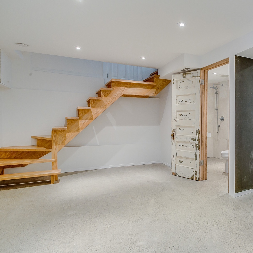 SOLDI like the touch of this owners. The decisions that were made. What they did, they did with care and the rest they left as is. This house offers a poured concrete floor basement while the upper two floors remain mostly original. I’m always impre…