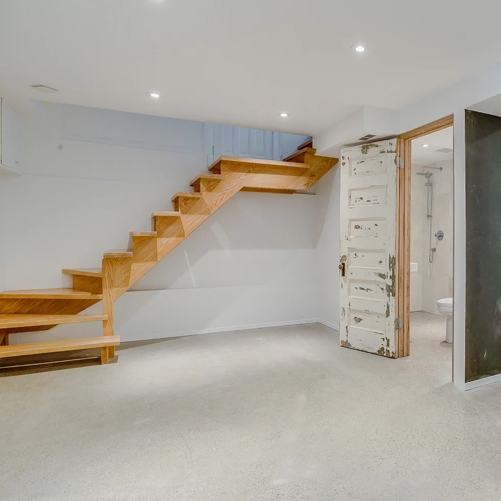 SOLD I like the touch of this owners. The decisions that were made. What they did, they did with care and the rest they left as is. This house offers a poured concrete floor basement while the upper two floors remain mostly original. I’m always impressed when owners choose to address certain things right, rather than spread their budget thin. A welcome and rare balance. 658 Davenport Rd, Annex