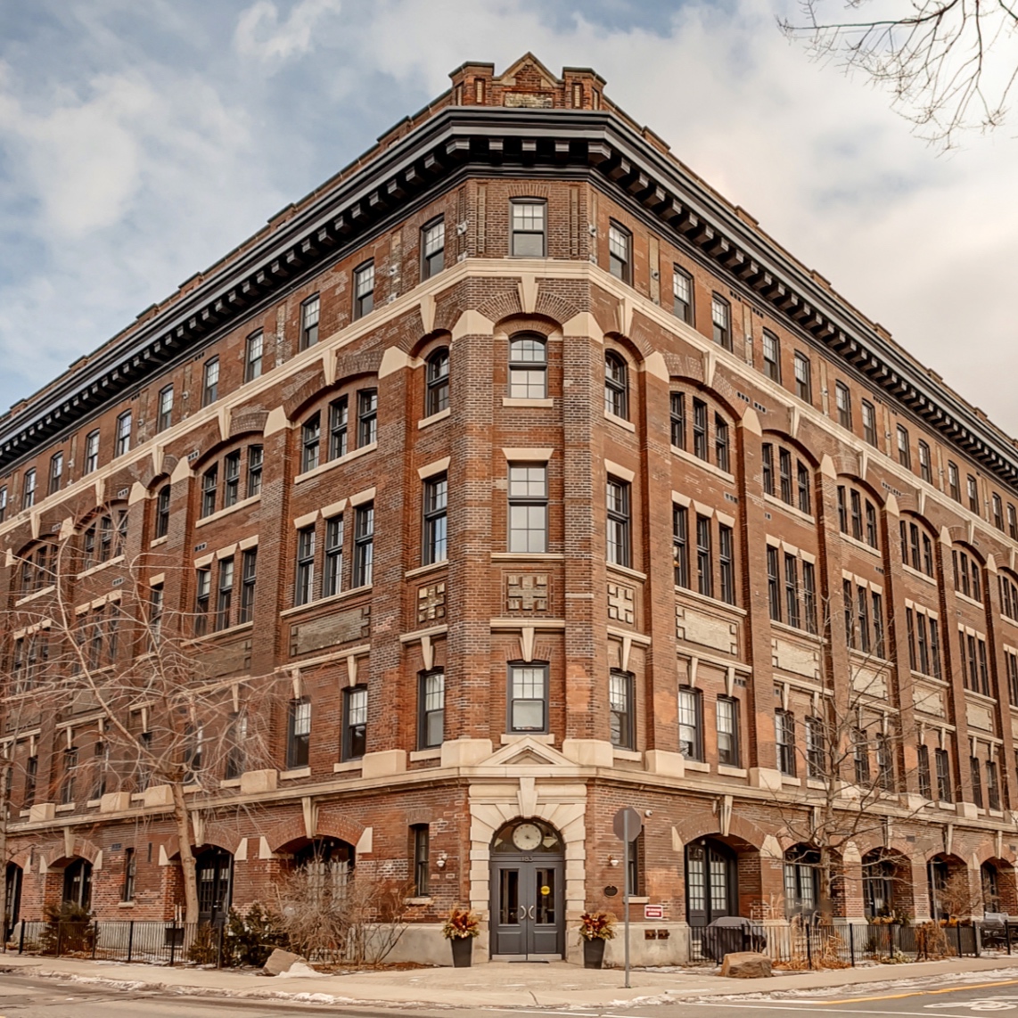 SOLD IN 1 WEEK ON OFFER NIGHTWhile a unit in Argyle Lofts is always worth a head turn, this one is one of the best suites in the building. Accessible by private street level entrance, its interior is beautifully warm and bright with arched windows a…