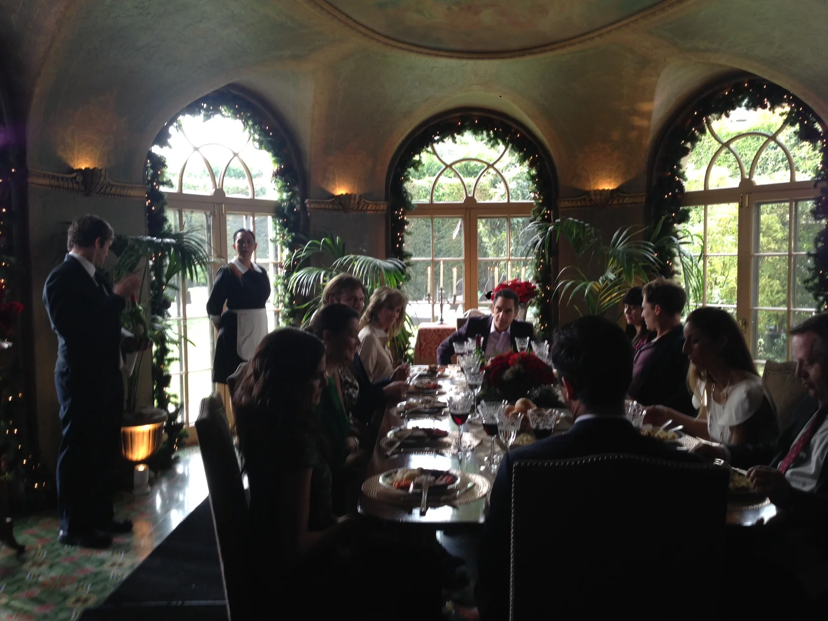 INT. LAUREN'S MANSION (MIAMI) - CHRISTMAS DINNER