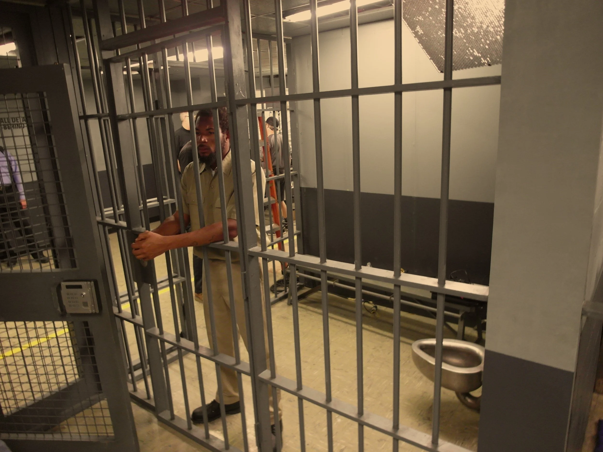 INT. FEDERAL HOLDING CELLS