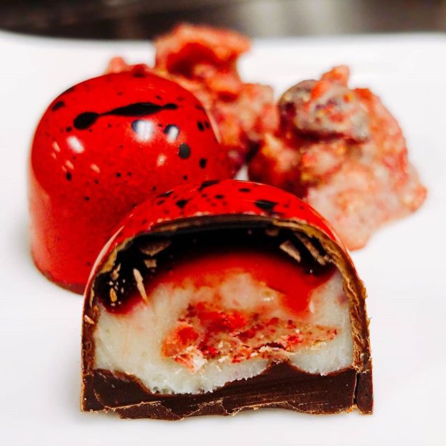 Raspberry parfait for breakfast? Why, yes! Raspberry jelly, yogurt ganache & berry crisp, all in one!
#Chocolate #Berry #Parfait #Bonbons
#sweet #chocolaholic #chocolateaddict
#dessetporn #nyc #dailyfoodfeed #yahoofeed #eastcoastfoodies #nycfat #eeeeeats #devourpower #foodbeast
#eatupnewyork #foodbeast #foodgasm #thedailybite #onthetable #eatgood #forkyeah #pastrychef #tasty #f52grams #ediblemanhattan #nyceats #eeeeeats
