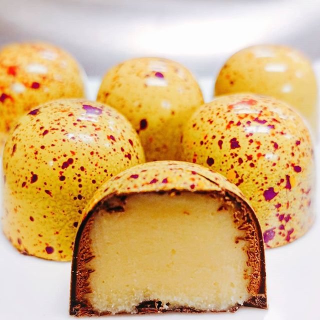 Lemon bonbon with a haut gumball design!
#chocolate #lemon #bonbons
#sweet #chocolaholic #chocolateaddict
#dessetporn #nyc #dailyfoodfeed #yahoofeed#eastcoastfoodies #nycfat #eeeeeats#devourpower #foodbeast #eatupnewyork#foodbeast #foodgasm#thedailybite #onthetable #eatgood #forkyeah #pastrychef #tasty#f52grams #ediblemanhattan #nyceats